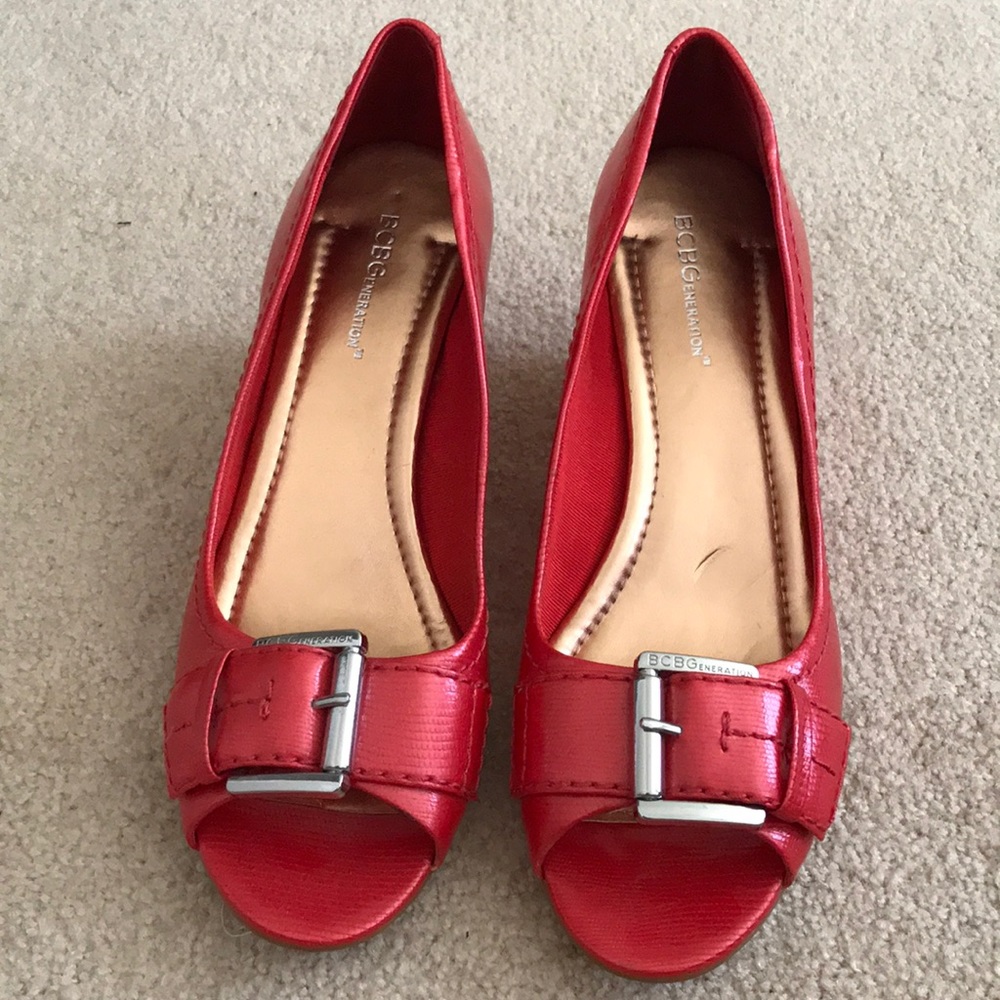 BCBGeneration red buckled peep toe wedge size 9